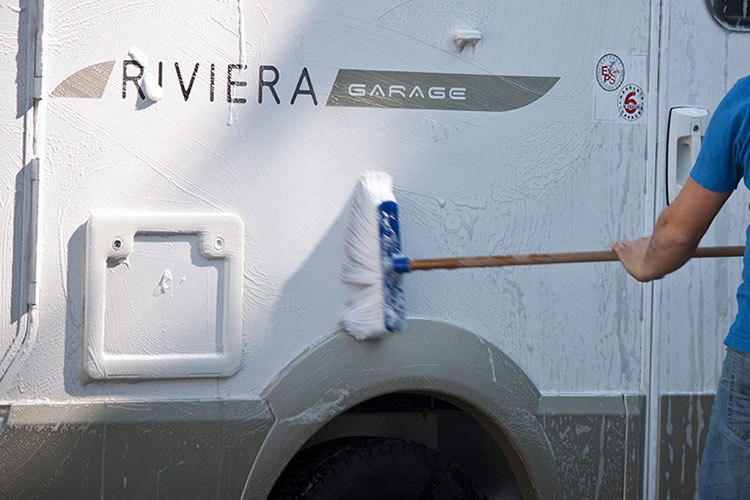 pulire gli esterni del camper