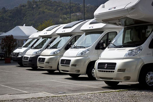 Piazzale con camper esposti